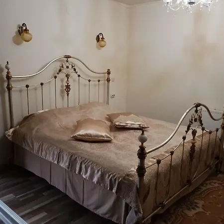 Casa Cu Farfurii